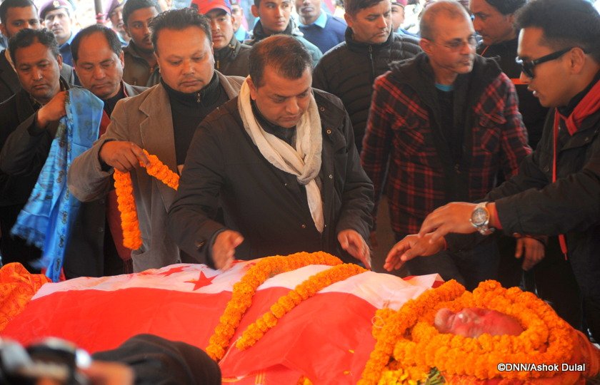   कोइरालाको पार्थिव शरीरमा पार्टी झण्डा ओढाइयो (फोटोफिचर)