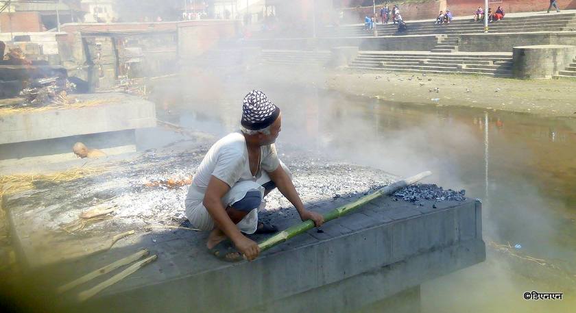   पशुपति आर्यघाट : जहाँ चितासँगै जल्छन् लास पोल्नेका सपना पनि