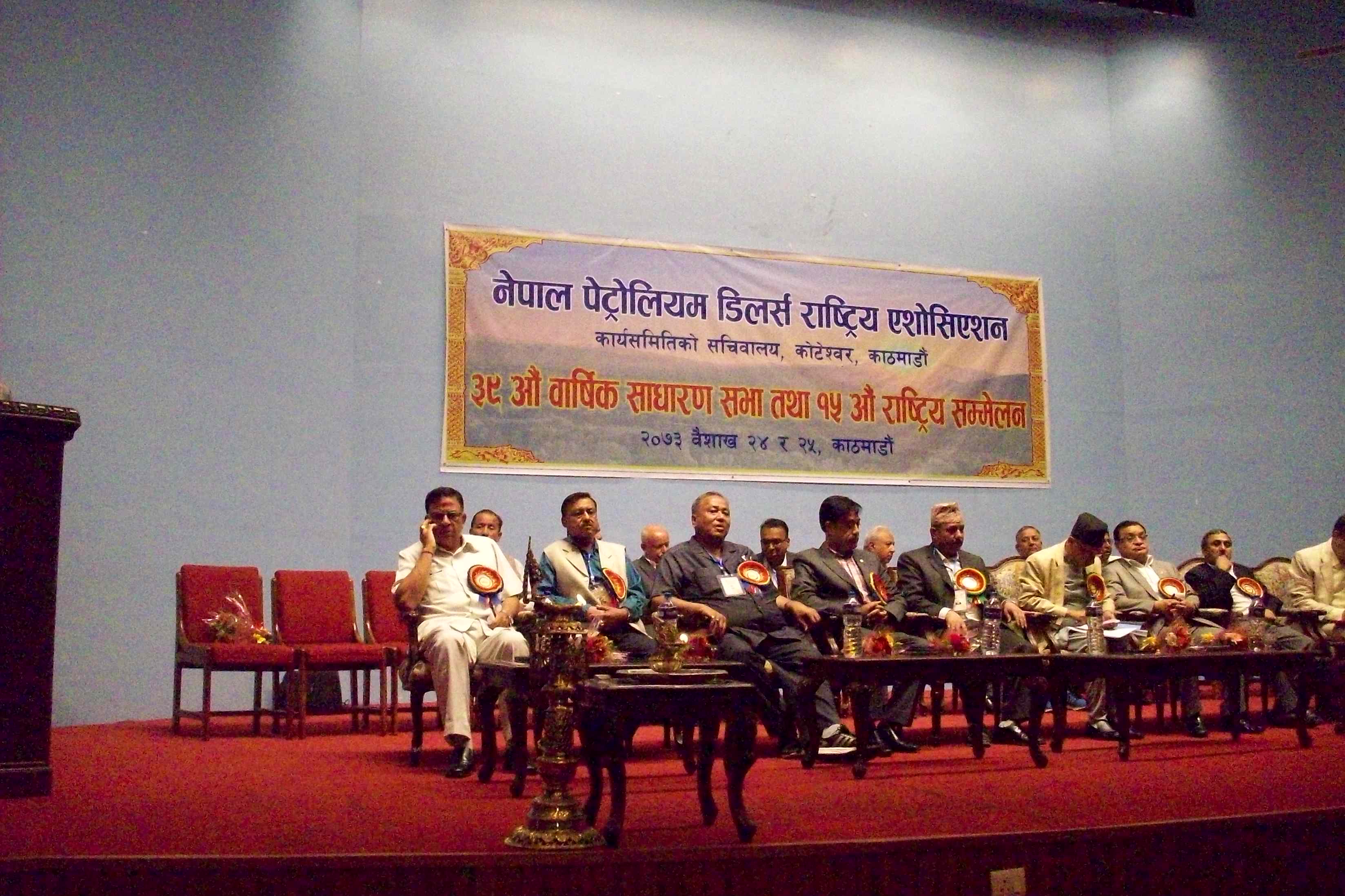   सरकारले तेल ल्याउन नसक्ने र दोष व्यवसायीलाई दिने ?