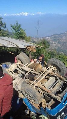   काभ्रेमा जन्ती गएको ट्रक पल्टियो, ४ जना गम्भिर