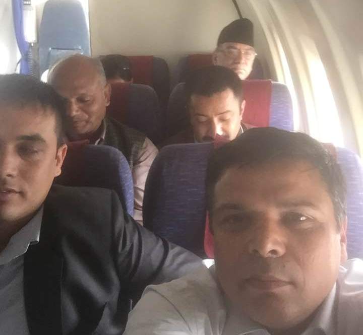   मतदानका लागि परिवारसहित चितवन झरे प्रचण्ड