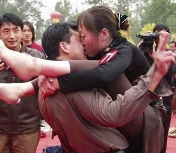KISSING का यस्ता तस्बीर देख्नुभएको छ त ?