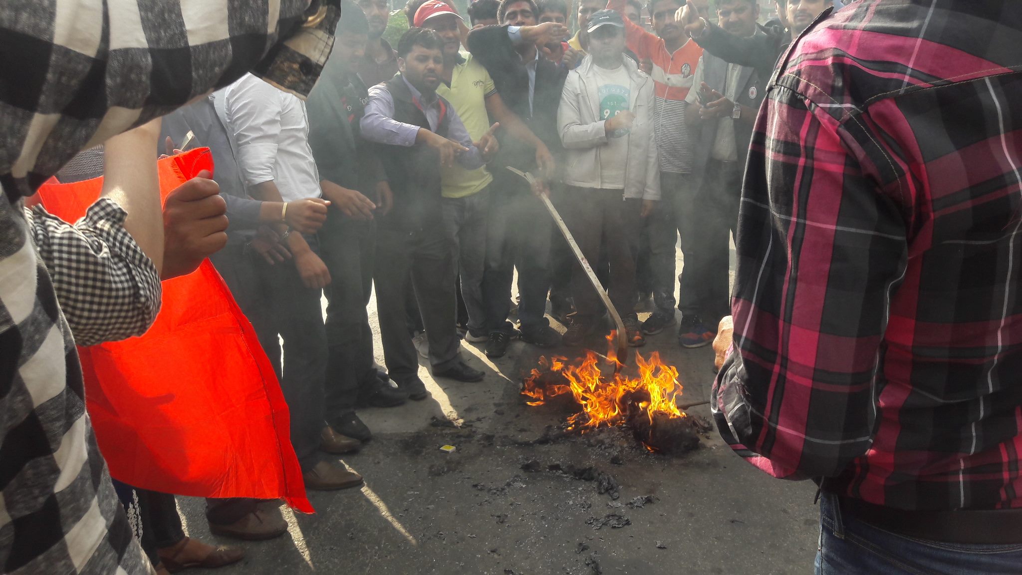   एमालेका युवा–विद्यार्थीले जलाए प्रमुख निर्वाचन आयुक्तको पुतला