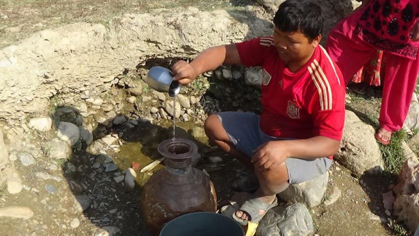   चक्रिवाङमा खानेपानीको चरम अभाव, २५ घरधुरी एउटै कुवामा आश्रित