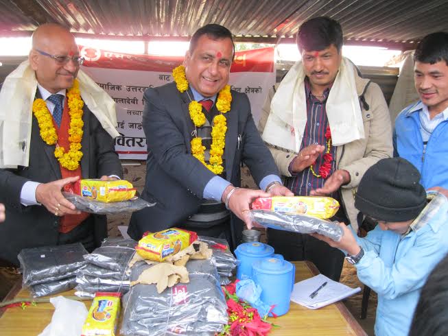   नुवाकोटका भुकम्प प्रभावित बालबालिकालाई एभरेष्ट बैंकको राहत