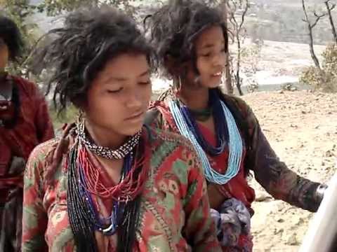   आफ्नै परम्परामा राउटे महिला, बाबियोमाथि जन्माउँछन् बच्चा