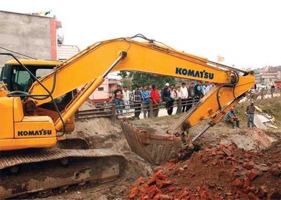   स्थानीयवासीको अवरोधका कारण भक्तपुरमा सडक विस्तार अलपत्र