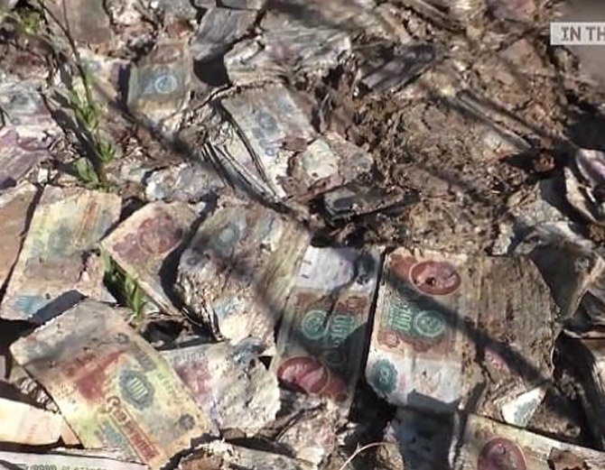 जमिनमा छरिएका थिए अरबौंको नोट, तर यसकारण गर्न सकिन्न खर्च