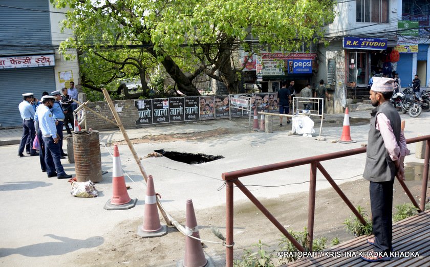   टुकुचा पुल नजिकै एकाएक यसरी  भासियो सडक (फोटोफिचर)