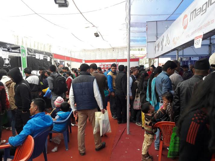   बृहत सेल मेलामा उपभोक्ताको भीड
