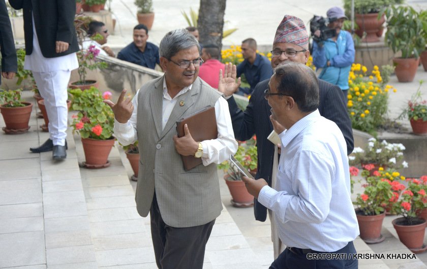   प्रधानमन्त्री चुन्न एमालेको अड्को, ९ तस्बिरमा हेर्नुस् संसद भवन परिसरको चलहपहल