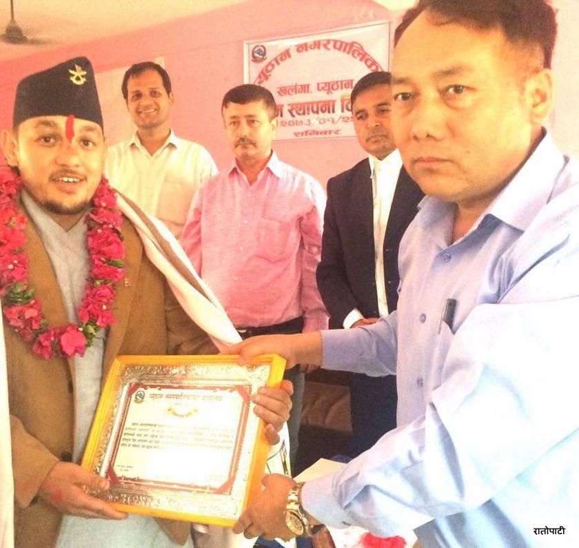   विश्व पर्वतारोही पण्डितलाई राष्ट्रिय झन्डा प्रदान