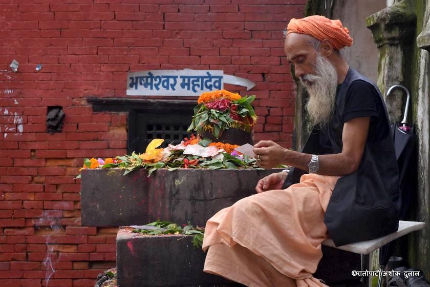 साउनको सोमबार : शिवलाई खुसी बनाउन पशुपतिमा बिहानैदेखि भिड (फोटोफिचर)