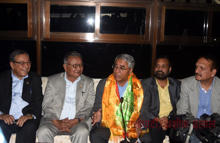   मतदान स्थलमा रामचन्द्र र देउवाका फरक मुड (फोटोफिचर)