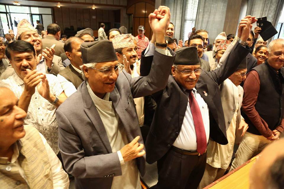   प्रचण्डको प्रस्तावमा  देउवाले गराए उम्मेदवारी दर्ता (भिडियोसहित)