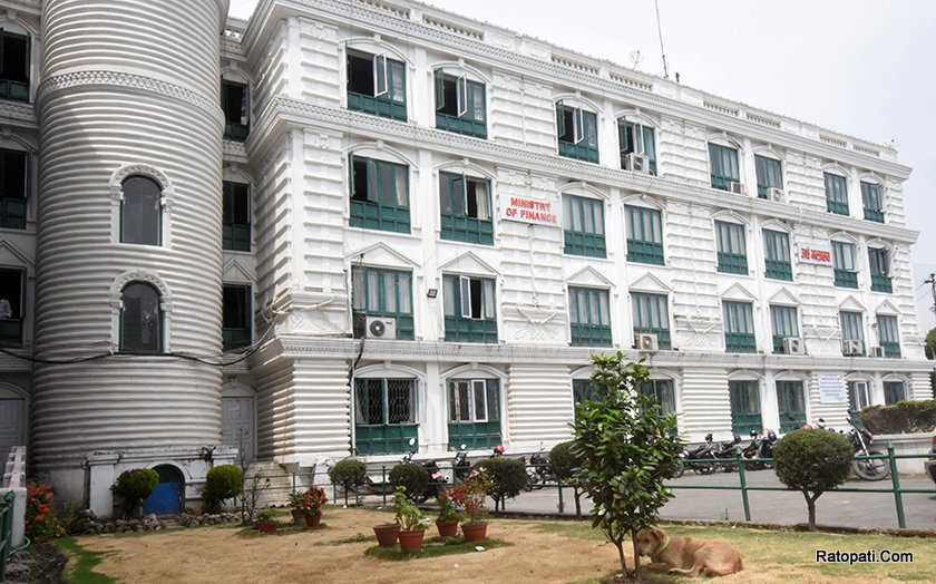   घटेनन् सिंहदरवार भित्रका कुकुर