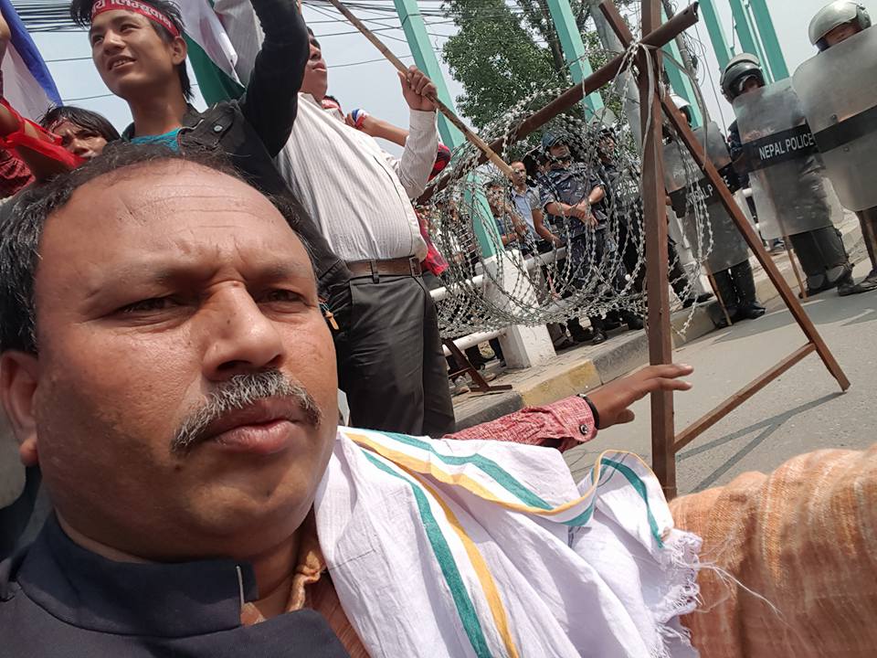   गठबन्धनको सिंहदरवार घेराउ : १७ दल माइतीघरमा, १२ दल हनुमान थानमा