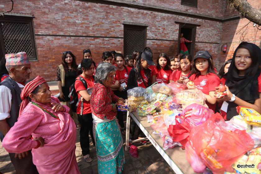   एसएलसी प्रिन्सेजमा सहभागीद्वारा बृद्धाश्रममा फलफूल तथा खानेकुरा वितरण