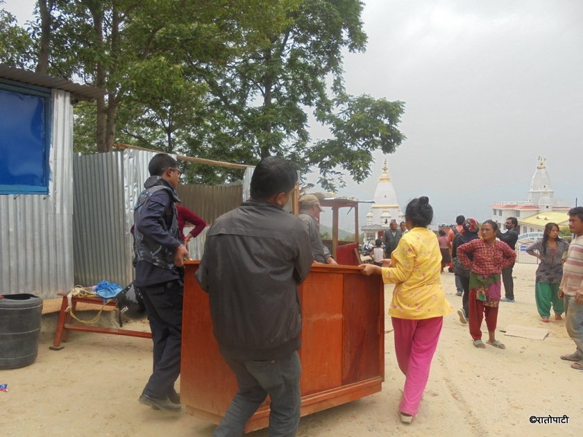   वन अतिक्रमण गरेर निर्माण गरेको टहरोमा प्रशासनको हमला (फोटो फिचर)