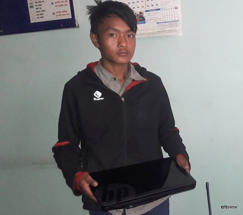   चोरीको ल्यापटपसहित पक्राउ