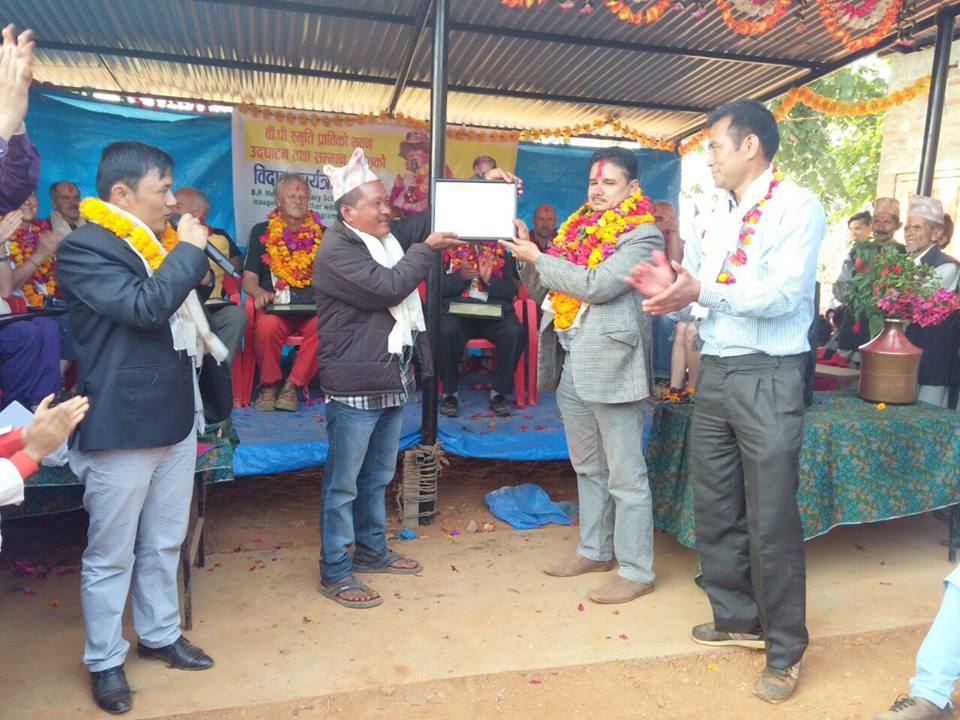   विद्यालयको पुनःनिर्माणपछि वृद्ध दलमानको मुहारमा छाएको खुशी