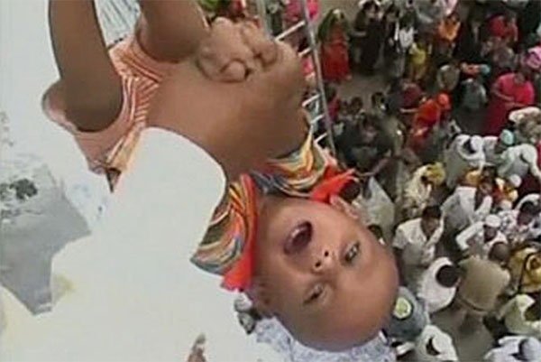 अचम्मका पाँच परम्पराः खुल्ला ठाउँमा शव फाल्नेदेखि सँगै सुत्नेसम्म