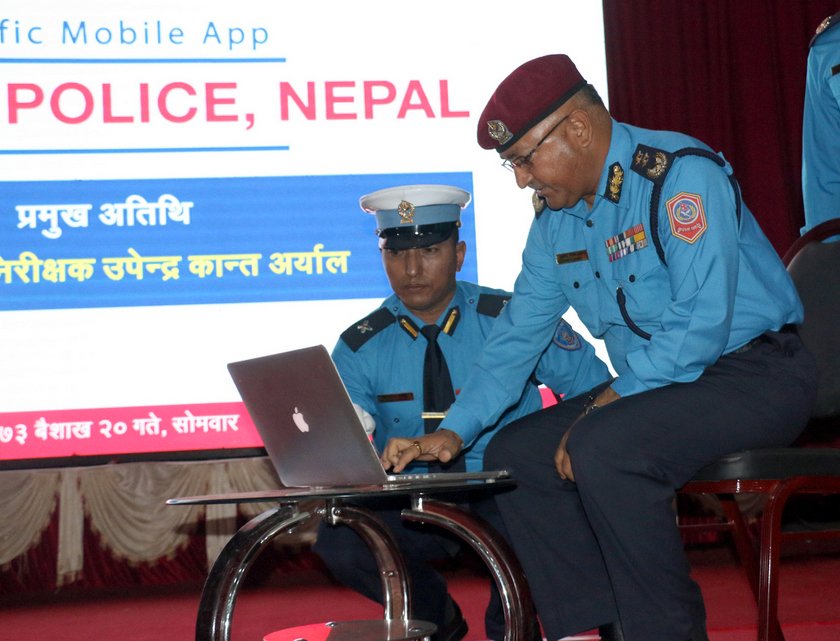   ‘ट्राफिक एप्स’को शुभारम्भ गर्दै आईजिपीले भने, ‘करोडौंको गाडी चढ्नेलाई सय–दुई सय जरिवानले पुग्दैन’