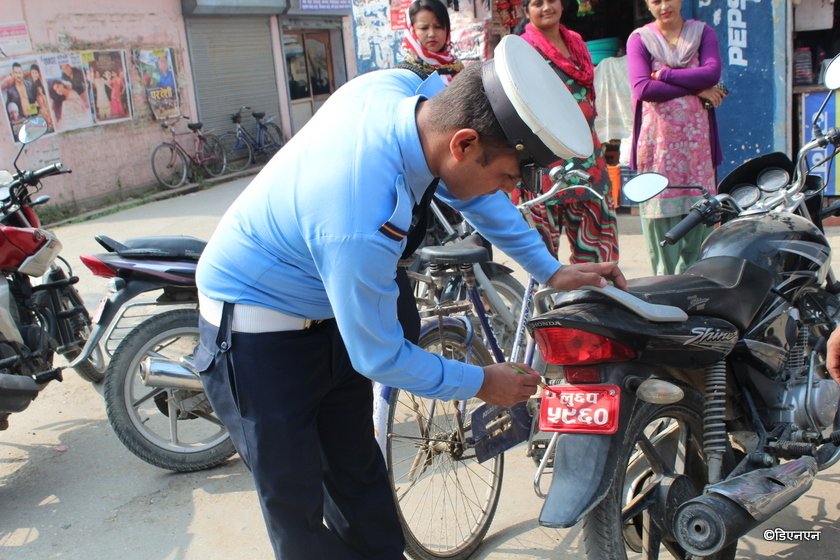 चर्को आवाज निकाल्ने ५० मोटरसाइकल ट्राफिक प्रहरीको नियन्त्रणमा