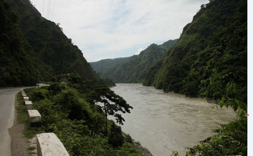   त्रिशूलीमा ट्रक खस्यो, दुईको उद्धार