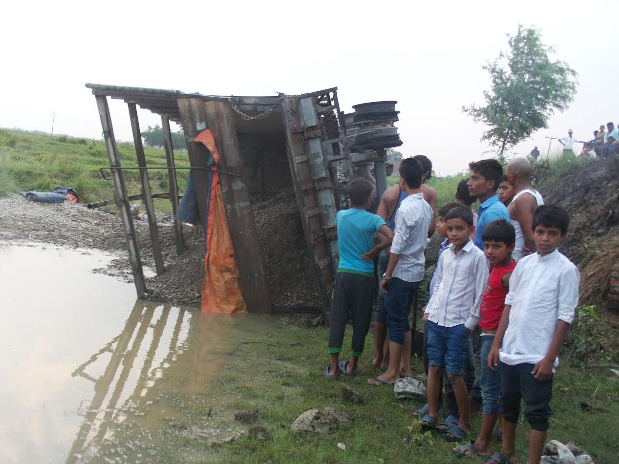   फिल्मी शैलीमा ट्रक दुर्घटना, एकको मृत्यु