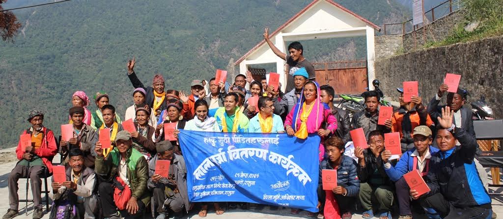  रसुवाको हाकुका गुठी पीडित किसानले पाए लालपुर्जा
