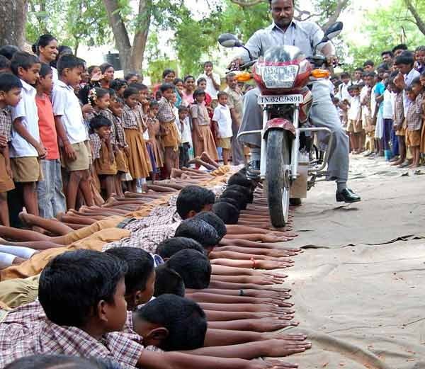इन्टरनेटमा भाइरल भएका यस्ता १२ तस्बिर, सेयर हुने बित्तिकै बर्सियो गाली
