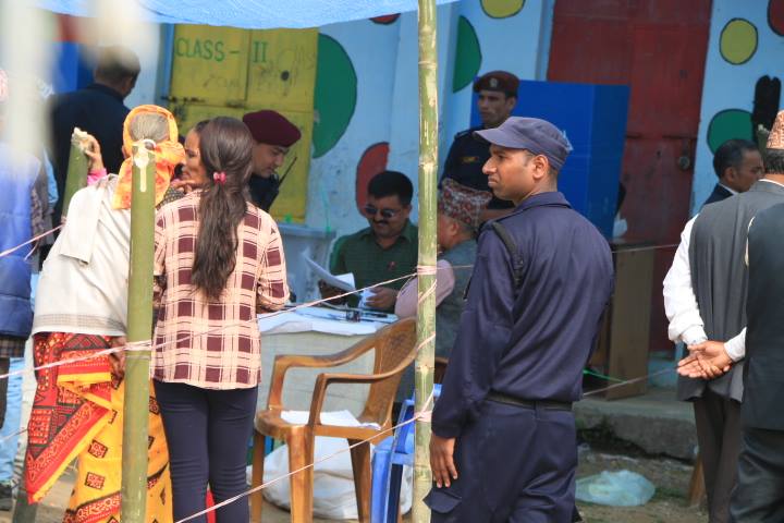   शान्तिपूर्ण मतदान : बिहानैबाट सर्वसाधारण लाइनमा (शंखरापुर नगरपालिकाको फोटोफिचर )