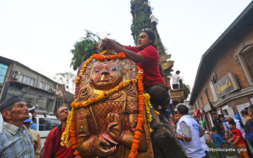   काठमाडौंमा शुरु भयो सेतो मच्छिन्द्रनाथको जात्रा (फोटोफिचर)