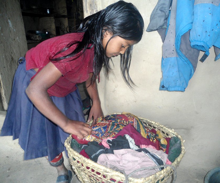   यार्सा टिप्न विद्यालय बन्द गरेर शिक्षक र विद्यार्थी लेकतिर