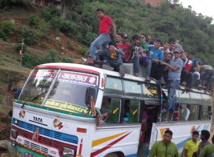 यातायात व्यवसायीले मनपरी भाडा असुलेको भन्दै यात्रु आक्रोशित