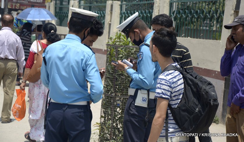   सडकमा ट्राफिक प्रहरीको धराप ! यसरी गरिँदैछ धमाधम कारबाही (फोटो फिचर)