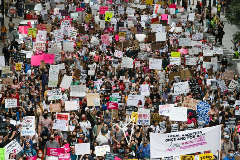 गर्भपतन अधिकार माग गर्दै अमेरिकामा हजारौं महिलाको प्रदर्शन