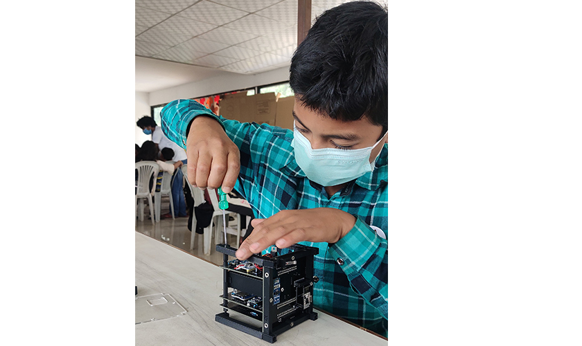 उपग्रहका बारेमा बुझ्न नेपाली युवा वैज्ञानिकले बनाए ‘सस्तो क्युव’