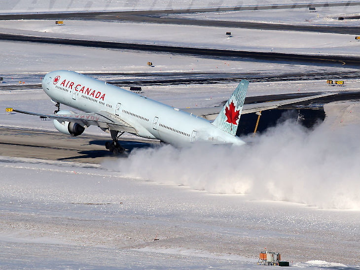 भारी हिमपात बीच फस्यो विमान, पाइलटले ककपिटबाट फोन गरेर मगाए पिज्जा