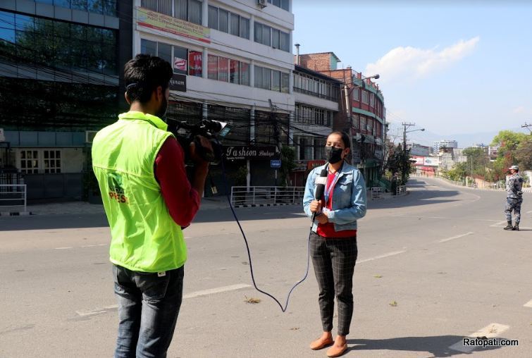लकडाउनमा लगातार समाचार : कसरी गर्दैछन् पत्रकारले काम ? (भिडियो रिपोर्ट)