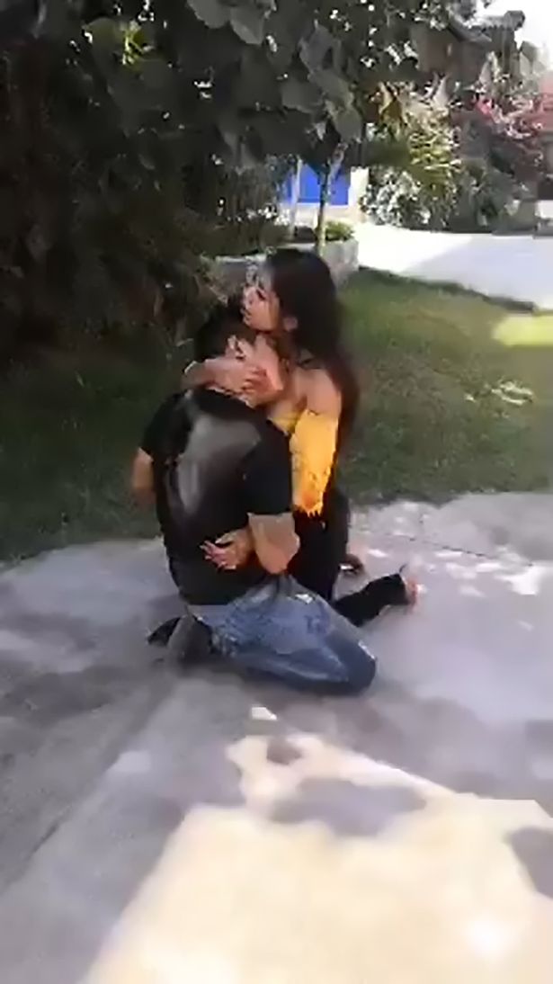 प्रेमीको पेटमा छुरा रोपिन्, अँगालो हाल्दै चुम्बन गर्दै नमर्न बिन्ती गरिन् (भिडियो)