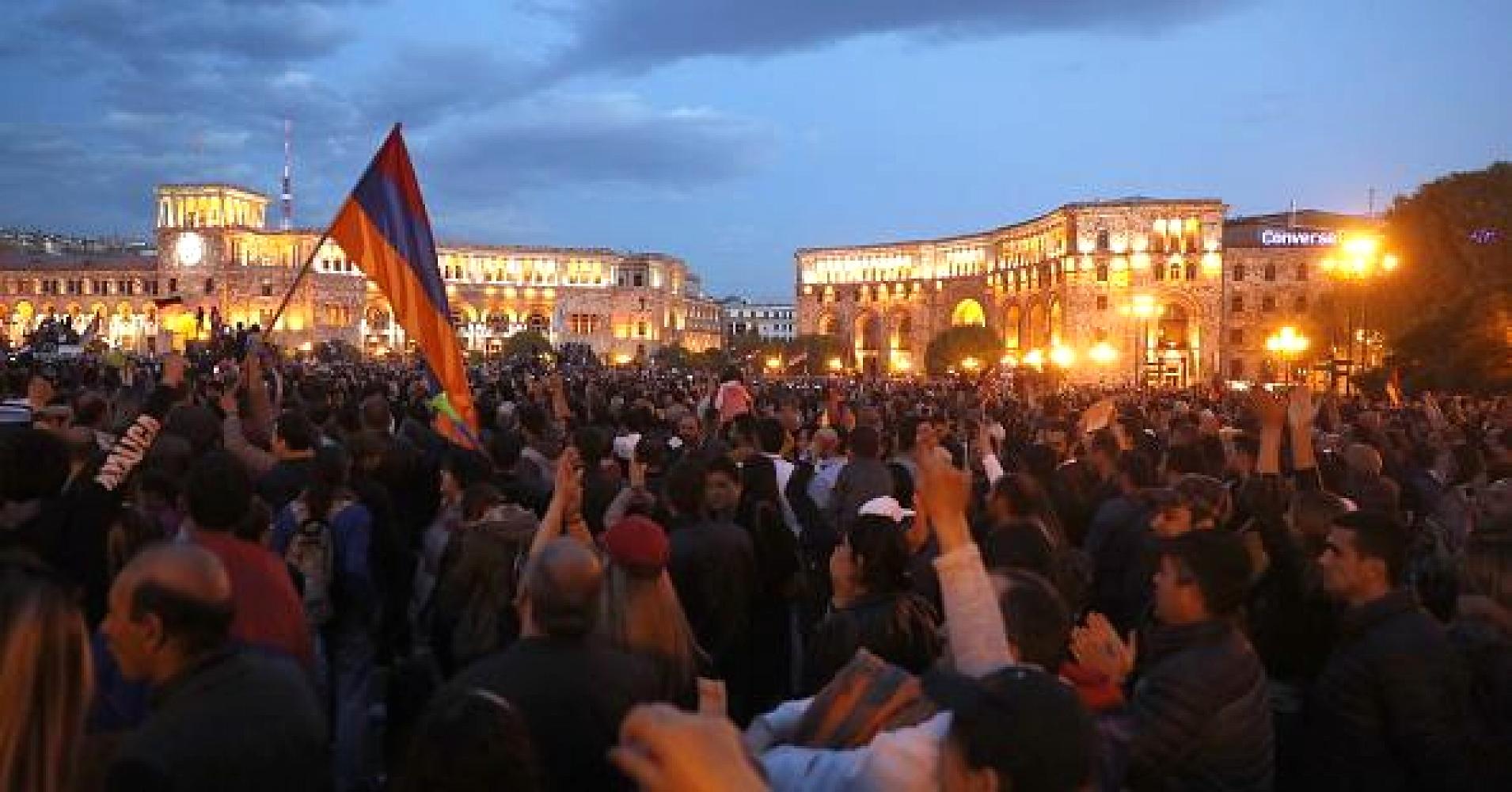अर्मेनिया संकट गहिरिँदै, हजारौं प्रदर्शनकारीद्वारा सरकार विरुद्ध प्रदर्शन