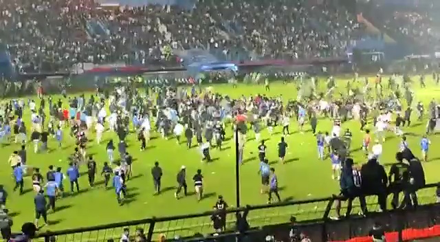 इन्डोनेसियामा फुटबल खेलको दौरान भागदौड मच्चिँदा १२० भन्दा बढीको मृत्यु