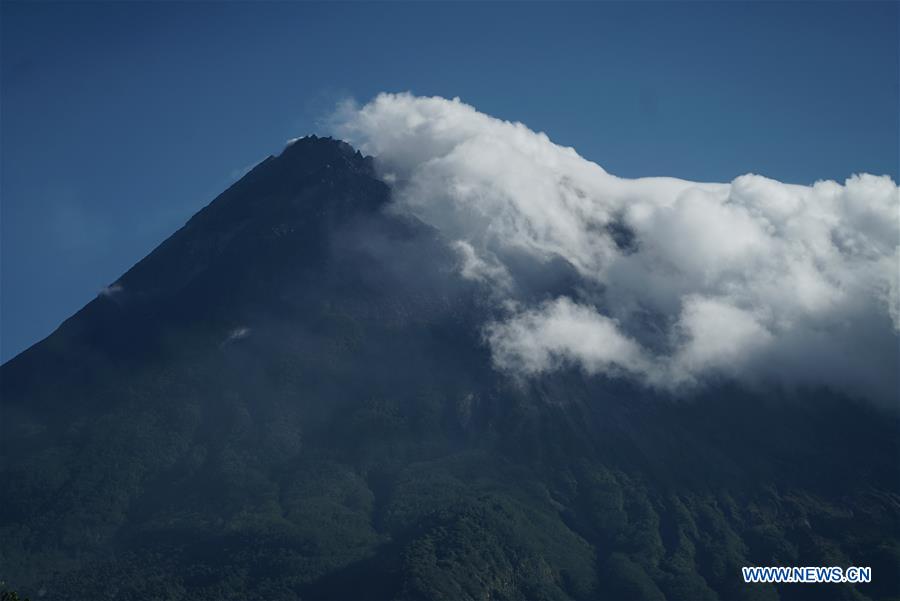 Mt. Merapi volcano eruption forces residents to flee home in Indonesia