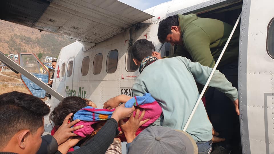 रुखबाट लडेर महिला घाइते, नेता प्रभाकरको पहलमा विमान चार्टर गरी कोहलपुर लगियो