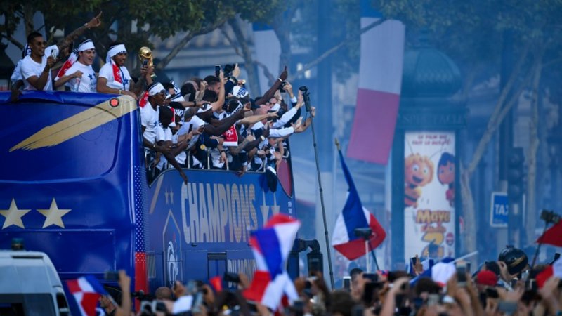 France gives World Cup winners a heroes' welcome home