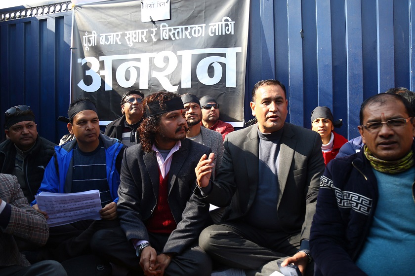 नेपाल स्टक एक्सचेञ्जको कार्यालयमा आज पनि धर्ना