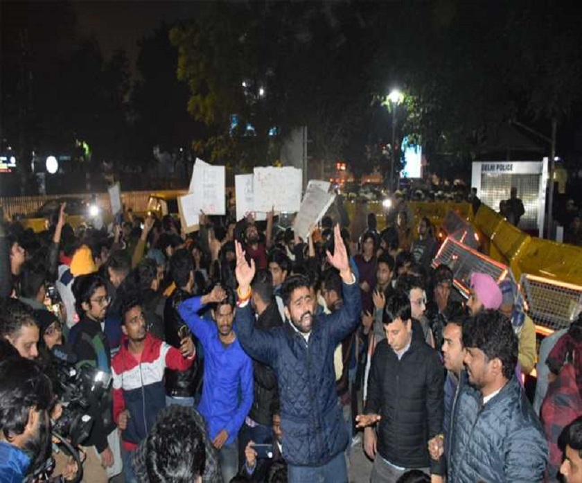दिल्लीमा हिंसात्मक विरोध प्रदर्शन, प्रदर्शनकारीहरु पुलिस मुख्यालयभित्रै छिरेपछि...