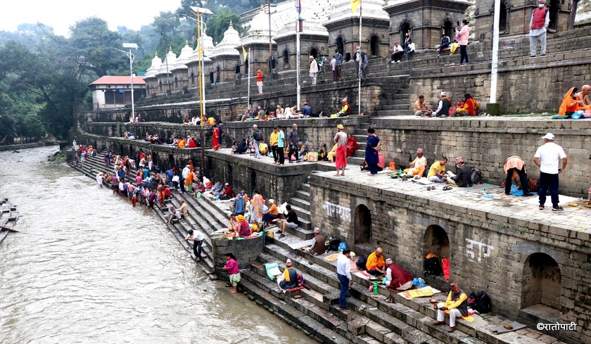 सोह्र श्राद्ध सुरु : बागमतीको किनारमा पितृहरूका नाममा पिण्ड